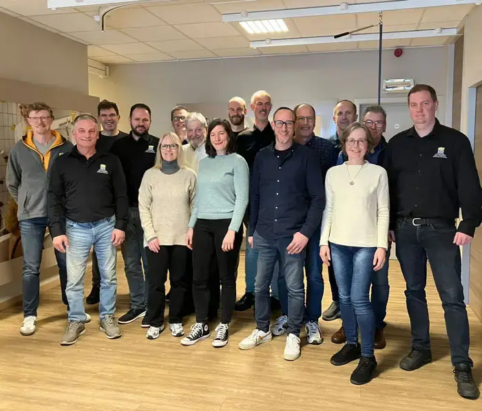 Mitglieder aus dem Team von Handi-Move stehen in einer Gruppe zusammen und lächeln in die Kamera